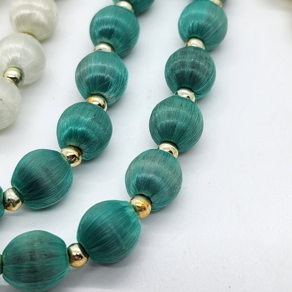 Vintage lot of 2 silk wrapped bead necklaces cream & Turquoise over the head - Picture 8 of 12